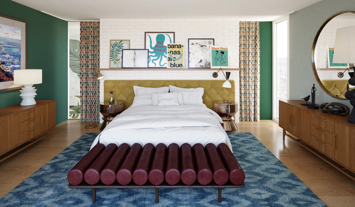 Schlafzimmer mit weißem Bett, bunter Kunst an der Wand und blauem Teppich