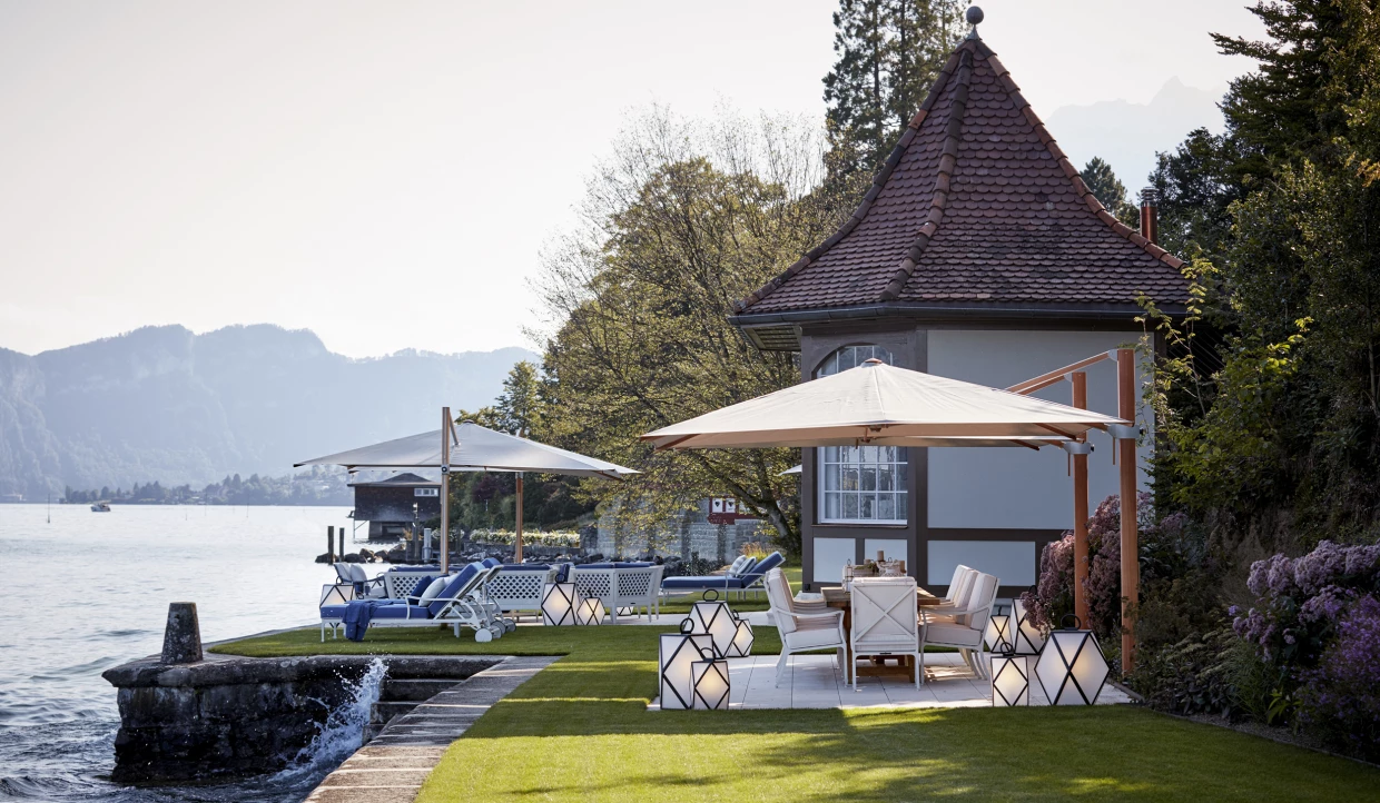 Terrasse mit Liegestühlen und Seeblick
