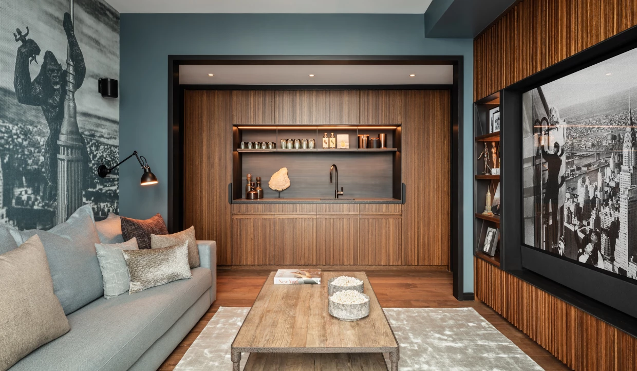 Wohnzimmer mit blauer Wand, Holzdekor und Bar
