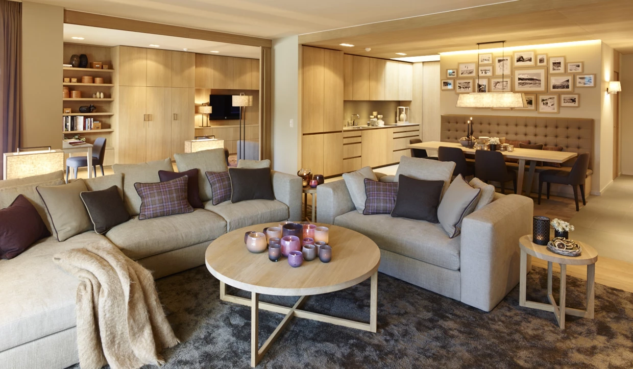Wohnzimmer mit großem Sofa und runden Couchtischen