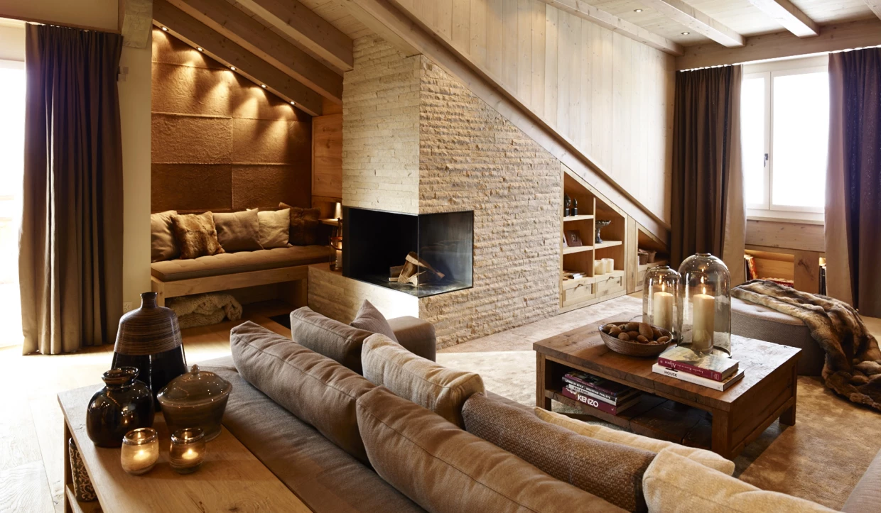 Wohnzimmer mit Kamin und großen Fenstern