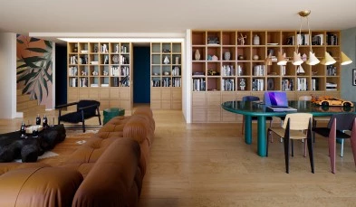 Wohnbereich mit braunem Sofa, Regalen, Tisch mit Laptop und Spielzeugauto