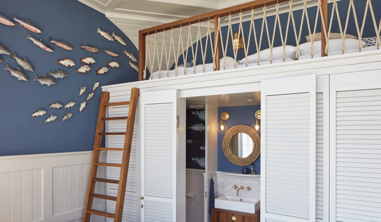 Zimmer mit Hochbett und Fischdekoration