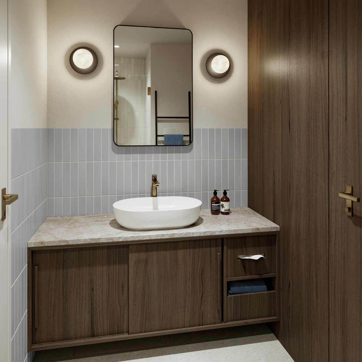 Badezimmer mit Holzmöbeln, Spiegel und Waschbecken