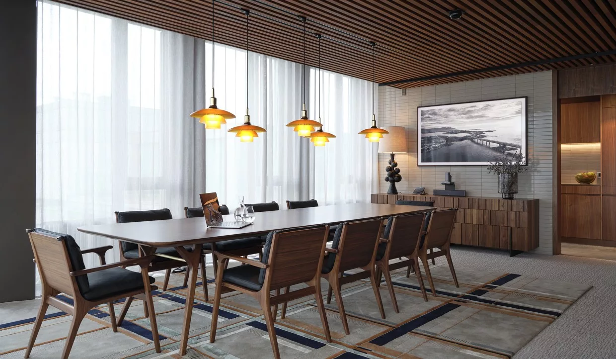 Esszimmer mit Holztisch, Stühlen und gelben Pendelleuchten