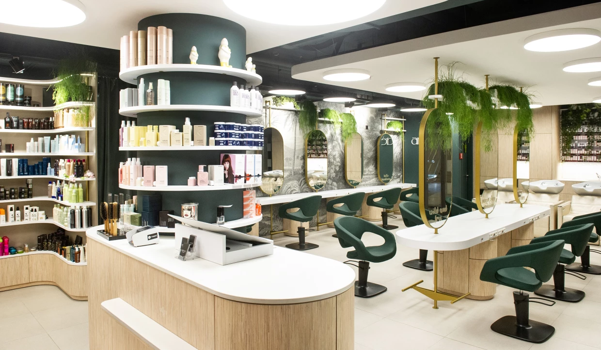 Friseursalon mit Produkten und Spiegelstationen
