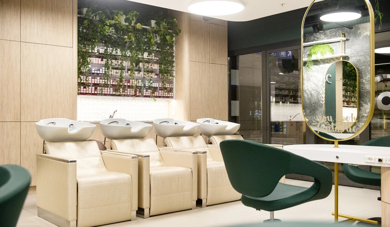 Friseursalon mit Waschbecken und Spiegeln