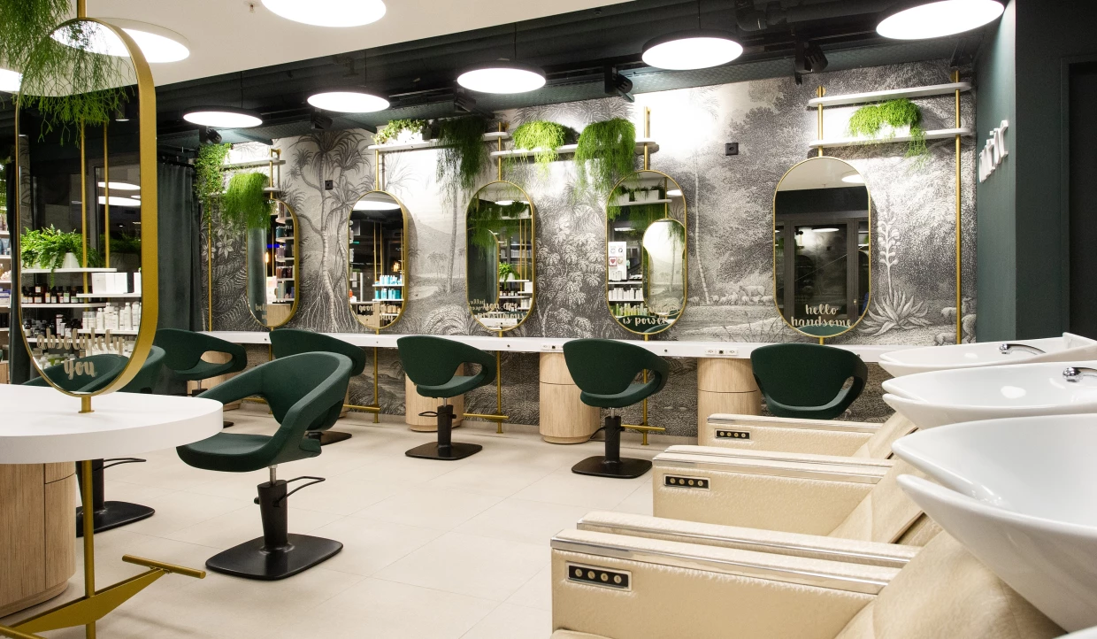 Frisierbereich in modernem Salon mit Spiegeln und Pflanzen
