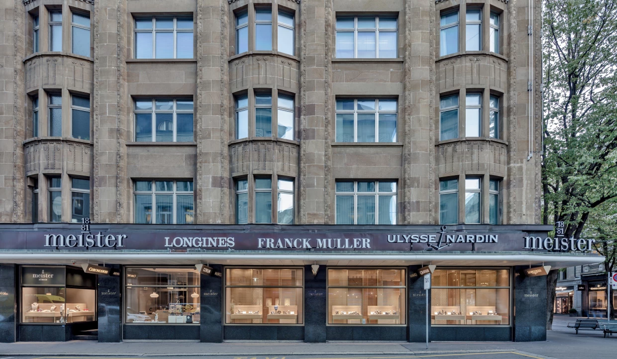 Außenansicht eines Juweliergeschäfts mit großen Fenstern und Markenlogos