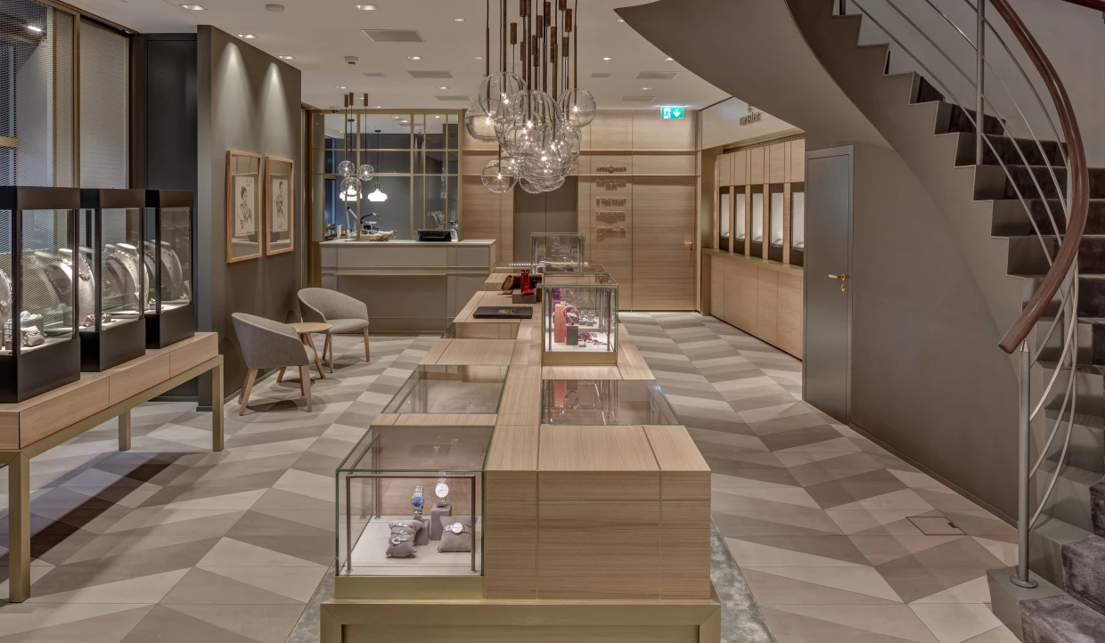 Juweliergeschäft mit Treppe und eleganten Vitrinen