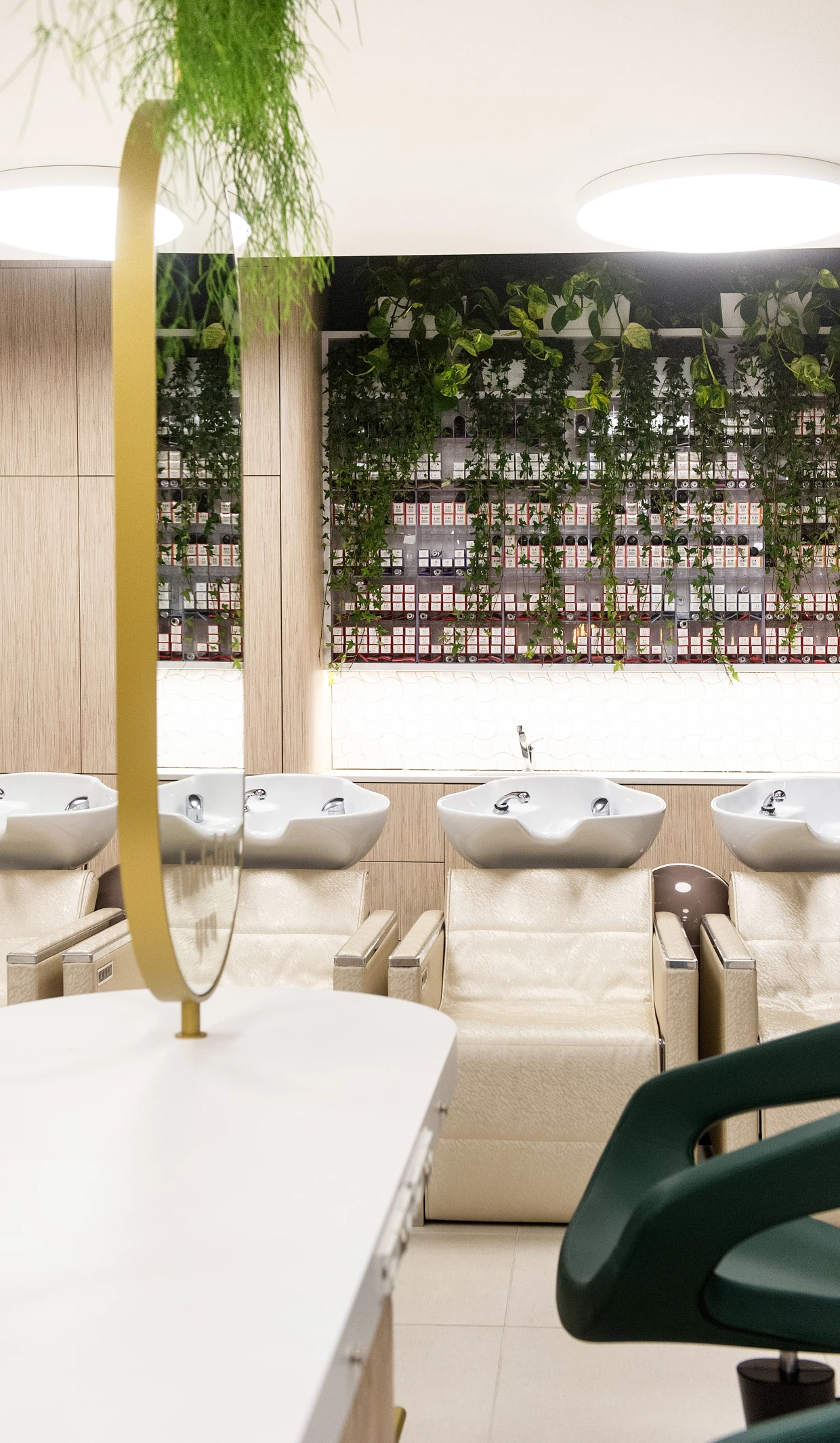 Moderner Friseursalon mit Waschbecken und Pflanzen