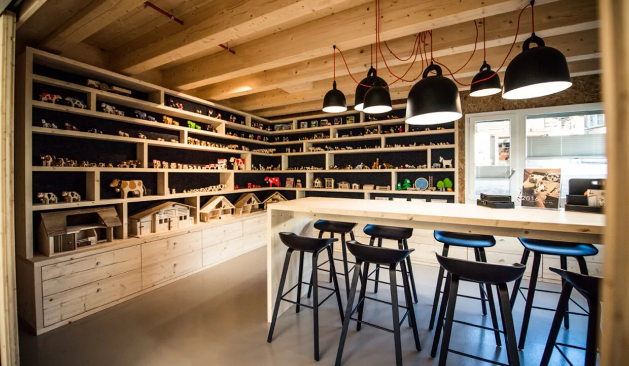 Showroom mit Holzregalen voll von kleinen Figuren