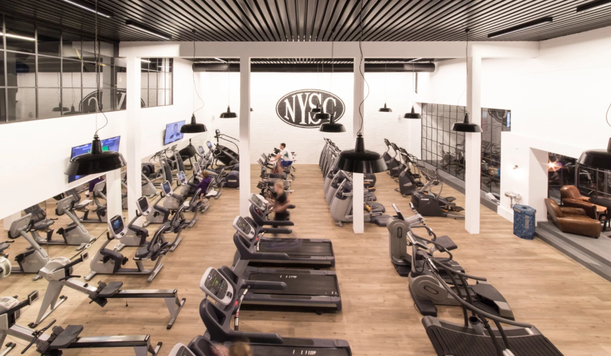 Fitnessraum mit Laufbändern und Cardio-Geräten