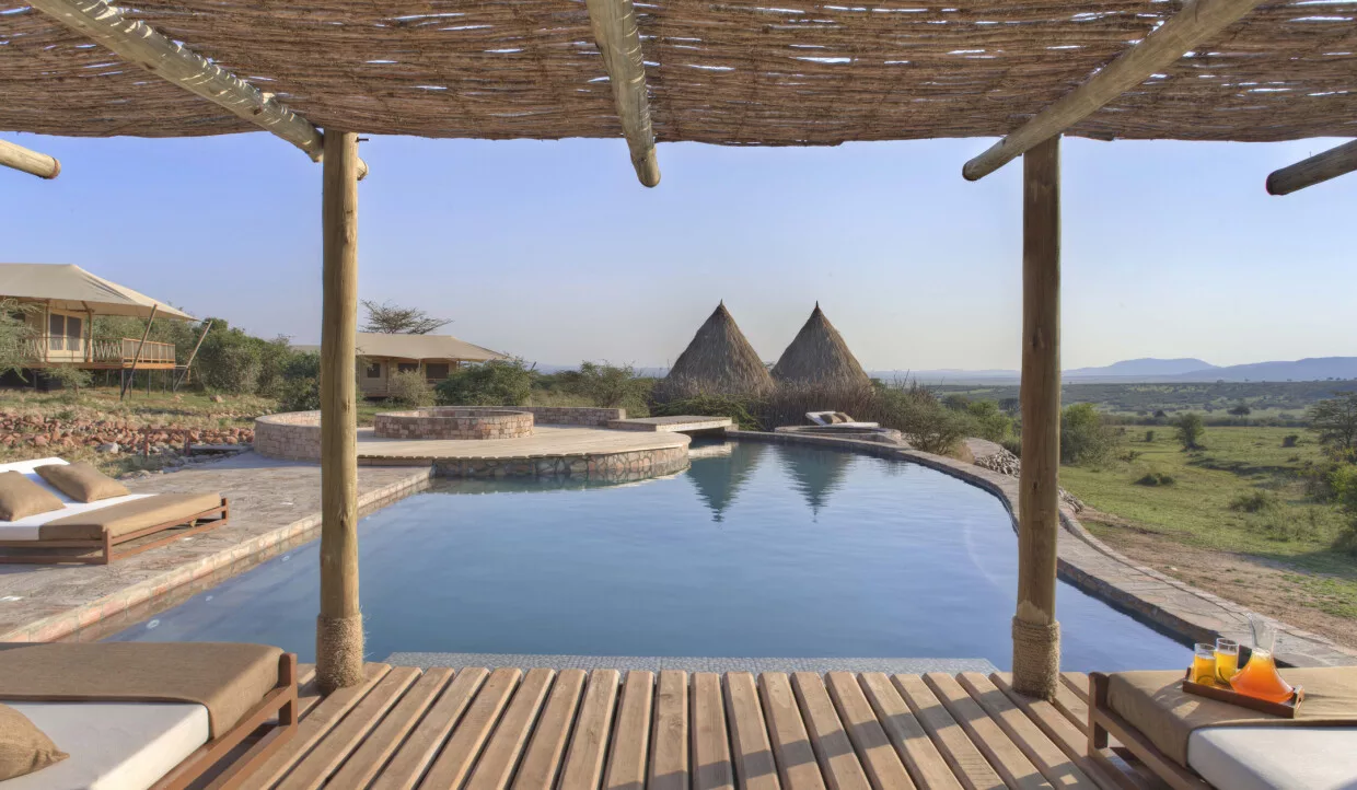 Infinity-Pool mit Aussicht auf die Landschaft.
