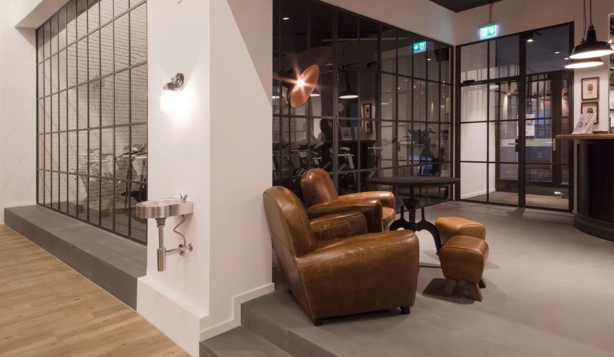 Lobby-Ecke im Fitnessstudio mit Ledersesseln